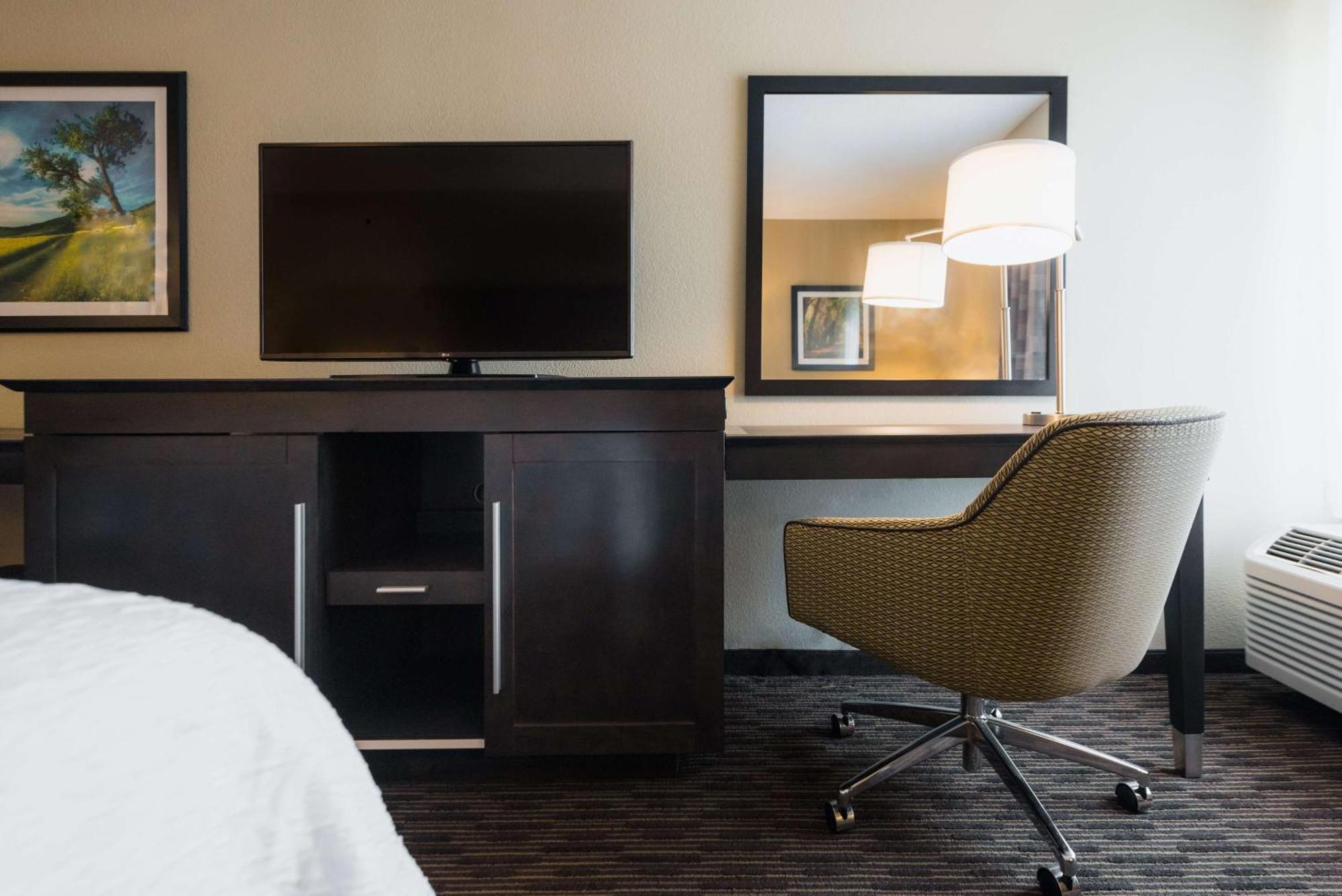 Hampton Inn Меридиан Экстерьер фото